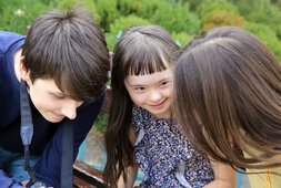 Drei Kinder unterhalten sich | © denys_kuvaiev - stock.adobe.com