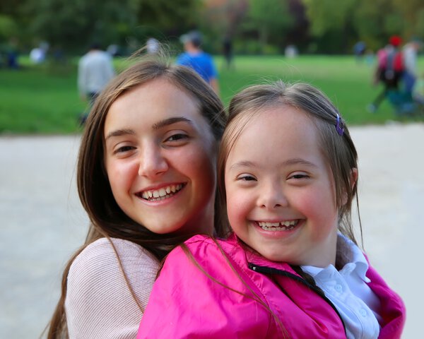 Zwei Mädchen lachen in die Kamera | © denys_kuvaiev - stock.adobe.com