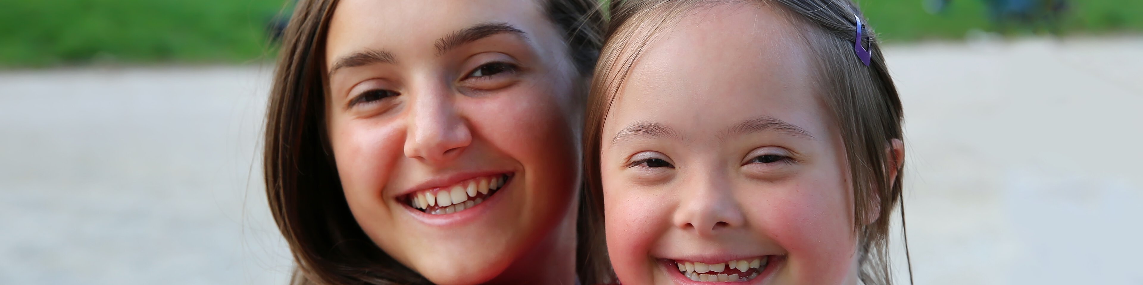 Zwei Mädchen lachen in die Kamera | © denys_kuvaiev - stock.adobe.com